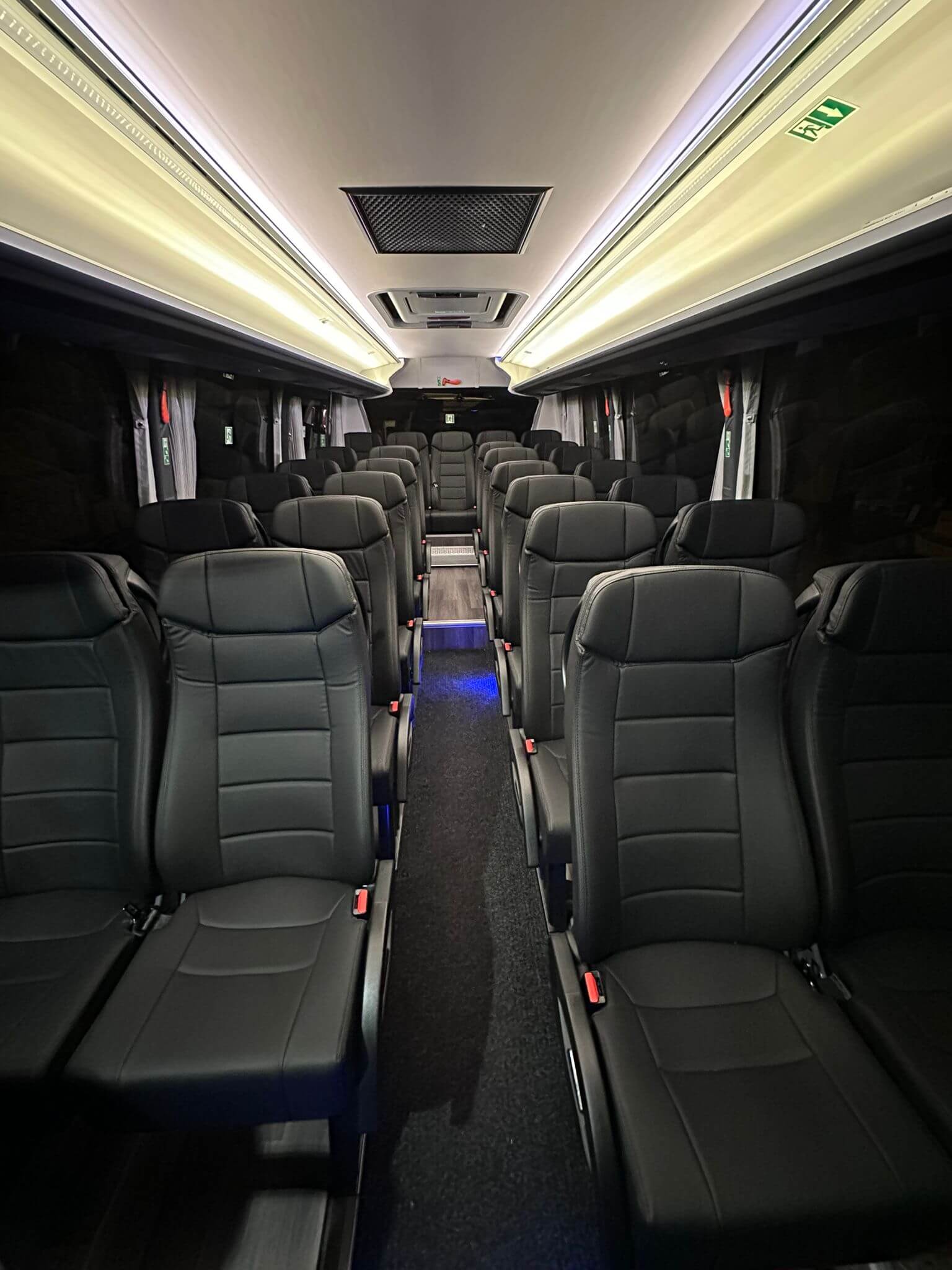 Mieten Sie einen 28 Sitzer Midibus (Mercedes  Sprinter 2024) von Shuttle Amsterdam von Amsterdam 