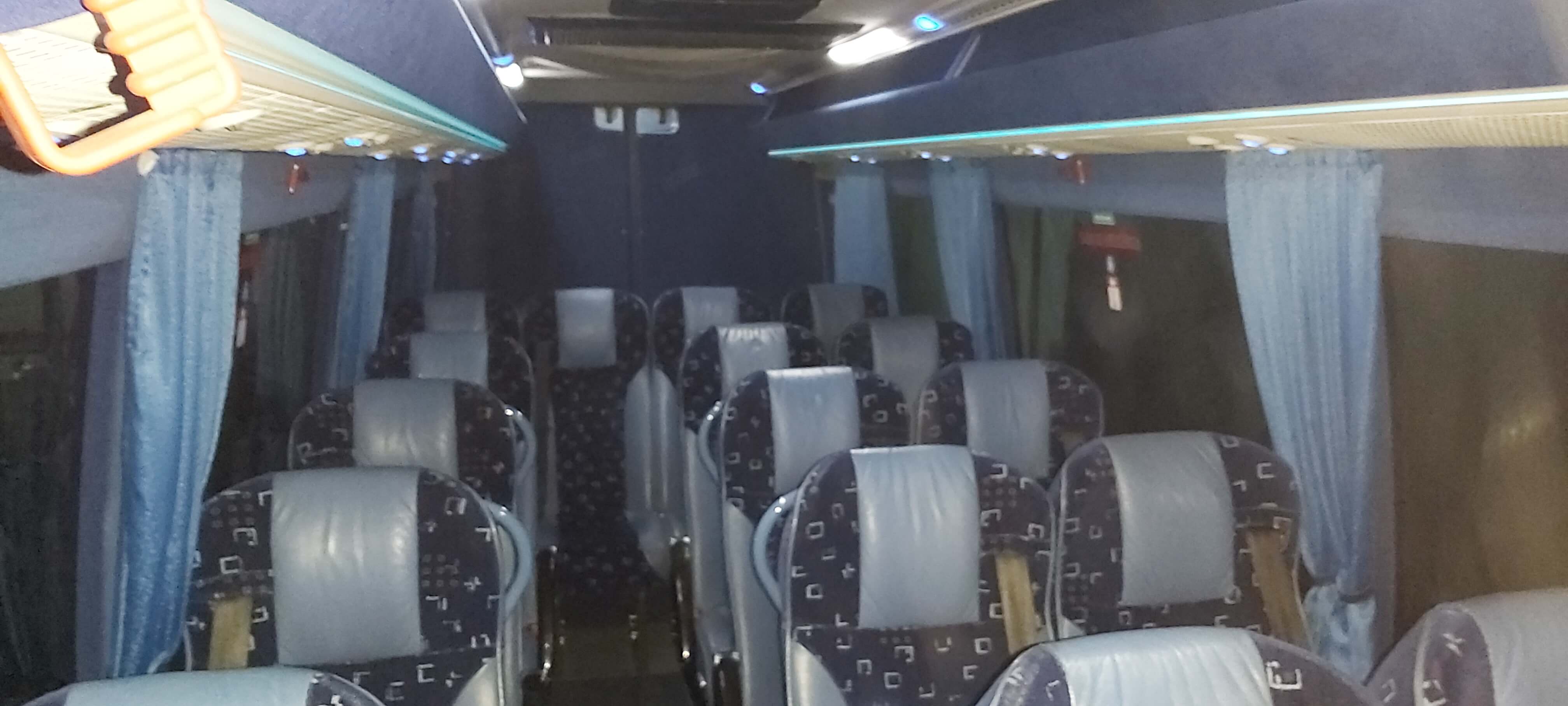 Alquile un Minivan de 19 plazas Mercedes-Benz Sprinter 316 CDI 2016) de AUTENTOTURISMO, Lda de VALE CÔVO 