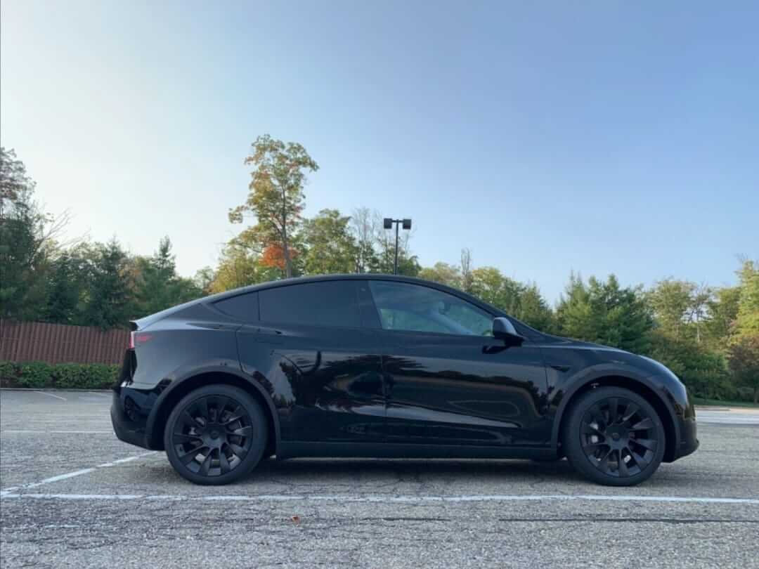 Hire a 4 seater Car with driver (Tesla Y 2019) from ROUTINEMOMENTS UNIPESSOAL LDA in São Domingos de Rana