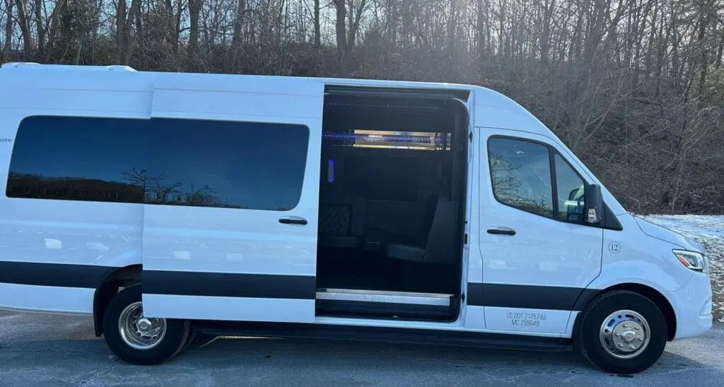 Alquile un Minibús de 12 plazas mercedes  sprinter  2023) de Northeca Oü de Tallinn 